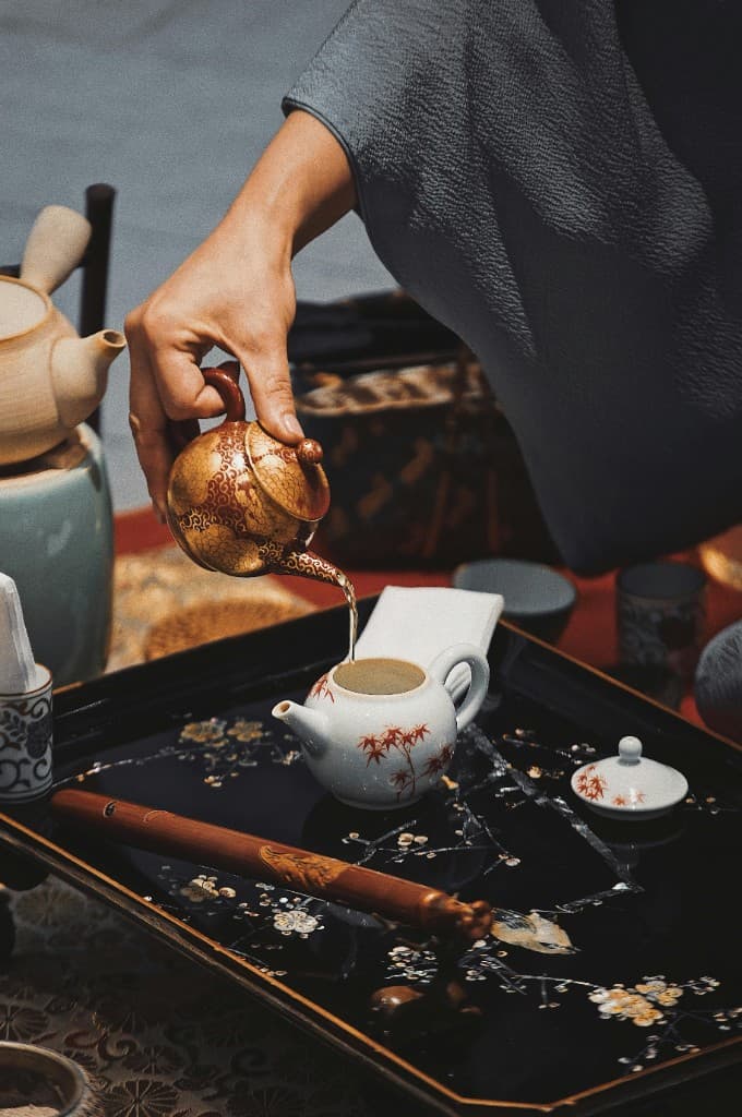Gong fu teapot pour with small cups